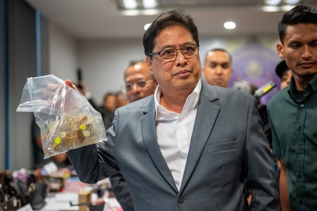 Siasatan enam bulan SPRM bongkar sindiket rasuah didalangi pegawai Imigresen Siasatan enam bulan SPRM bongkar sindiket rasuah didalangi pegawai Imigresen