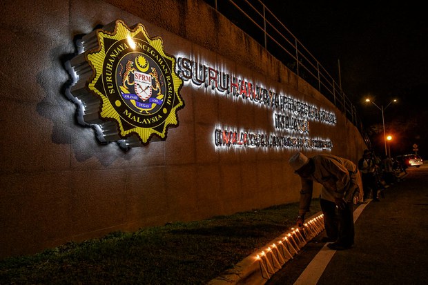 Tiga Pegawai SPRM Ditahan Syaki Songlap Wang RM16 Juta Tiga Pegawai SPRM Ditahan Syaki Songlap Wang RM16 Juta