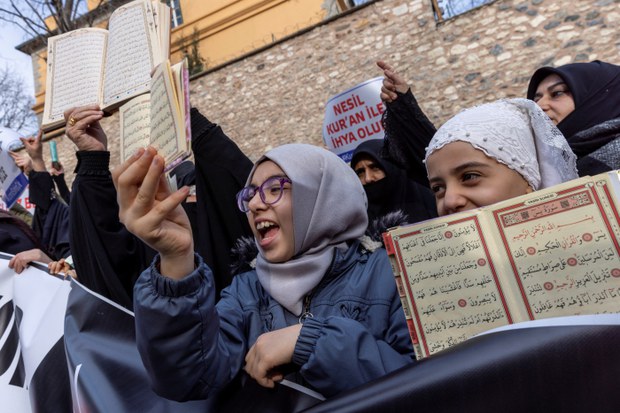 Malaysia mahu Sweden ambil tindakan terhadap ahli politik bakar Al-Quran Malaysia mahu Sweden ambil tindakan terhadap ahli politik bakar Al-Quran