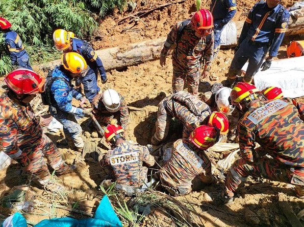 Tanah runtuh: Pasukan penyelamat Malaysia masih mencari mangsa hilang Tanah runtuh: Pasukan penyelamat Malaysia masih mencari mangsa hilang