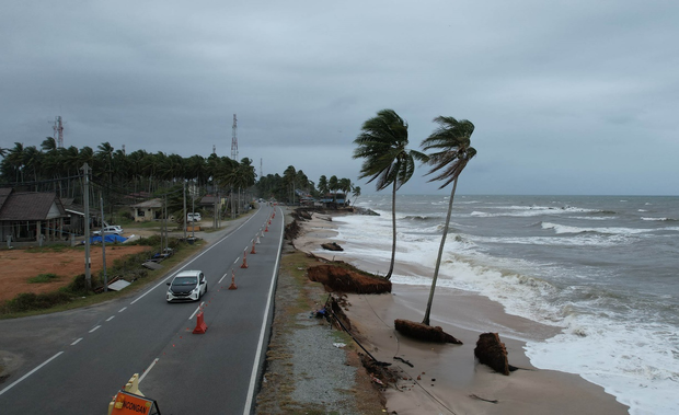 Dibadai ombak, pantai di Terengganu menunggu hari 'ditelan' laut