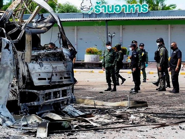 Serangan bom api, letupan di 17 lokasi di Selatan Thailand Serangan bom api, letupan di 17 lokasi di Selatan Thailand