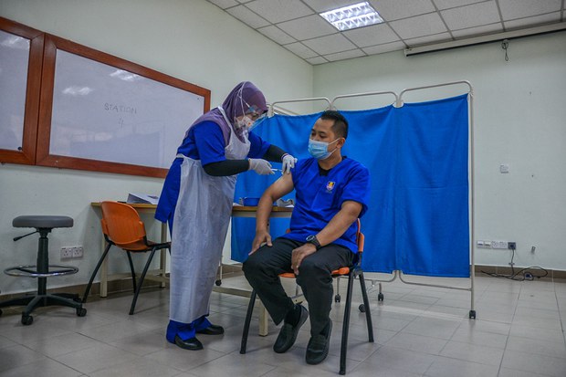 Seramai 28,000 Penjawat Awam Masih Belum Dapatkan Suntikan Vaksin COVID-19