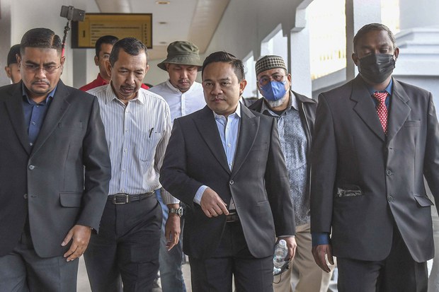 Ahli Parlimen Pembangkang antara dua individu didakwa kesalahan rasuah RM7.4 juta Ahli Parlimen Pembangkang antara dua individu didakwa kesalahan rasuah RM7.4 juta
