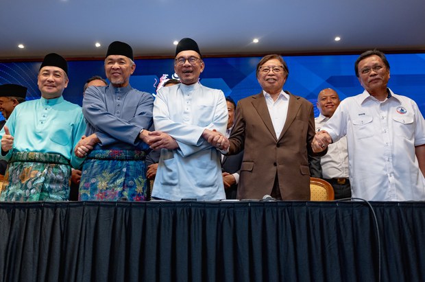 Zahid Hamidi pertahan kerjasama UMNO-PH, Melayu tidak berada dalam bahaya Zahid Hamidi pertahan kerjasama UMNO-PH, Melayu tidak berada dalam bahaya
