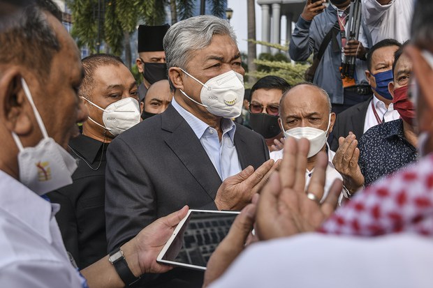Ahmad Zahid Hamidi mohon mahkamah kembalikan pasportnya Ahmad Zahid Hamidi mohon mahkamah kembalikan pasportnya