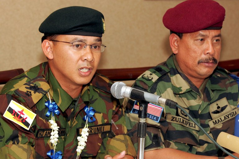 Leftenan Kolonel Aminuddin Ihsan (kiri), yang mengetuai kontingen Brunei, bercakap pada sidang akhbar di Manila pada 20 Okt 2004 selepas ketibaan 10 anggota tentera negara itu yang bakal menyertai pasukan pemantau keamanan Malaysia untuk menyelia gencatan senjata antara kerajaan Filipina dan Barisan Pembebasan Islam Moro (MILF). Di sebelah beliau ialah Mejar Jeneral Zulkifeli bin Mohd Zin dari Malaysia yang memimpin delegasi bagi Pasukan Pemantau Antarabangsa. [Erik de Castro/Reuters]