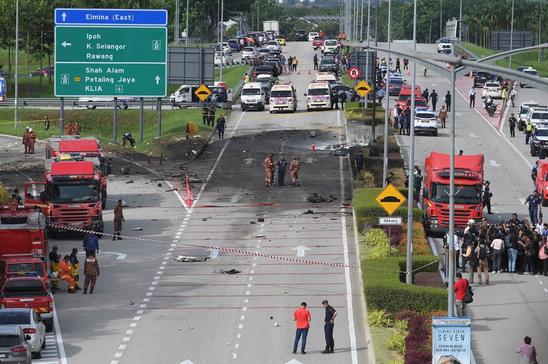 Pihak Jabatan Bomba dan Penyelamat Malaysia serta Polis Diraja Malaysia mengepung lokasi kejadian di mana pesawat jenis Beechcraft Model 390 (Premier 1) dikatakan terhempas berhampiran susur Lebuhraya Guthrie dan Bandar Elmina di Selangor, 17 Ogos 2023. [S. Mahfuz/BenarNews]