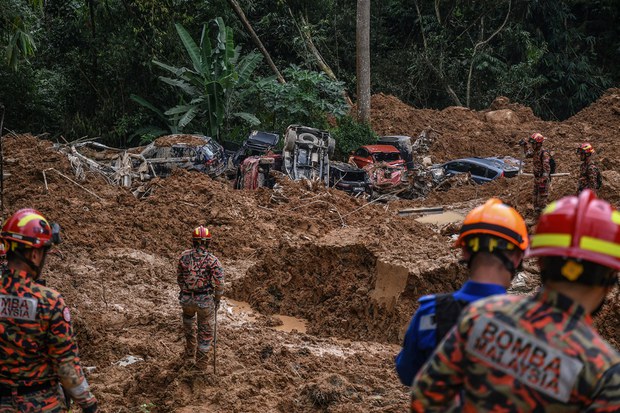 Tragedi Batang Kali: Pasukan penyelamat jumpa mayat lelaki peluk anjing Tragedi Batang Kali: Pasukan penyelamat jumpa mayat lelaki peluk anjing