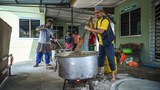 Warga Bangladesh bersama rakyat tempatan gotong-royong sediakan juadah berbuka