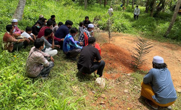 Penduduk tempatan menziarahi pusara Ilyas Wo'ka, 7 Mei 2021. [Don Pathan/ BenarNews)