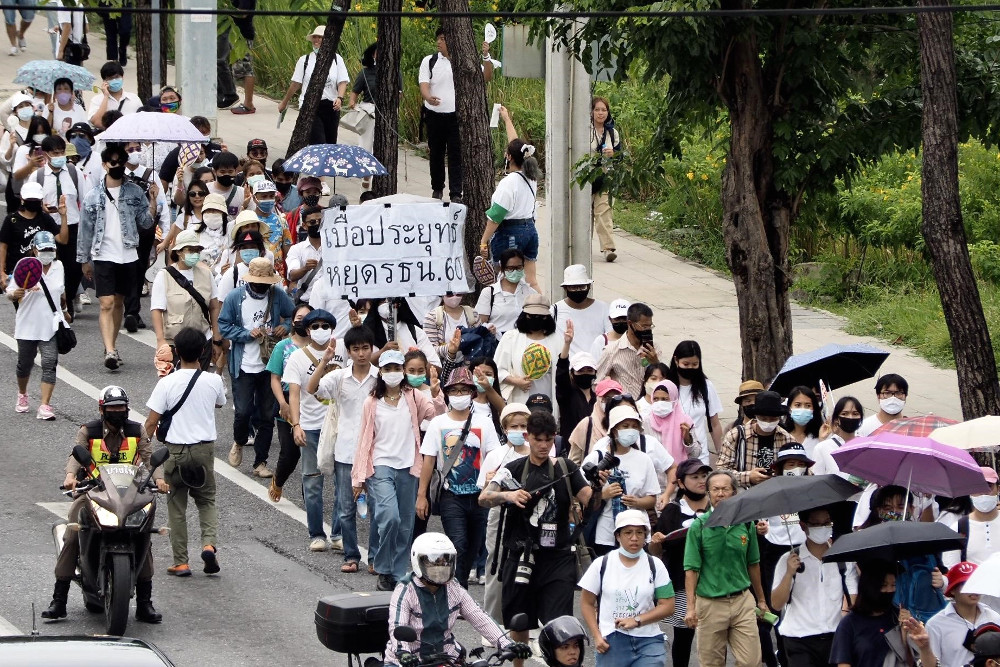 ประชาชนโดยการนำของไอลอว์ เดินเท้าเข้ายื่นรายชื่อประชาชนที่ต้องการให้มีการแก้ไขรัฐธรรมนูญ 100,732 รายชื่อที่อาคารรัฐสภา ในวันที่ 22 กันยายน 2563 (นนทรัฐ ไผ่เจริญ/เบนาร์นิวส์)   