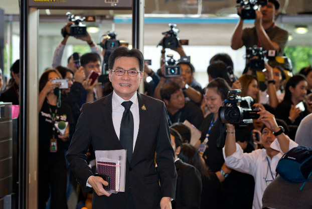 นายจุรินทร์ ลักษณวิศิษฎ์ หัวหน้าพรรคประชาธิปัตย์ เดินทางมาถึงรัฐสภา ในกรุงเทพฯ เพื่อลงมติเลือกนายกรัฐมนตรี วันที่ 5 มิถุนายน 2562