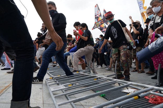 200919-TH-barriers-1000.jpg