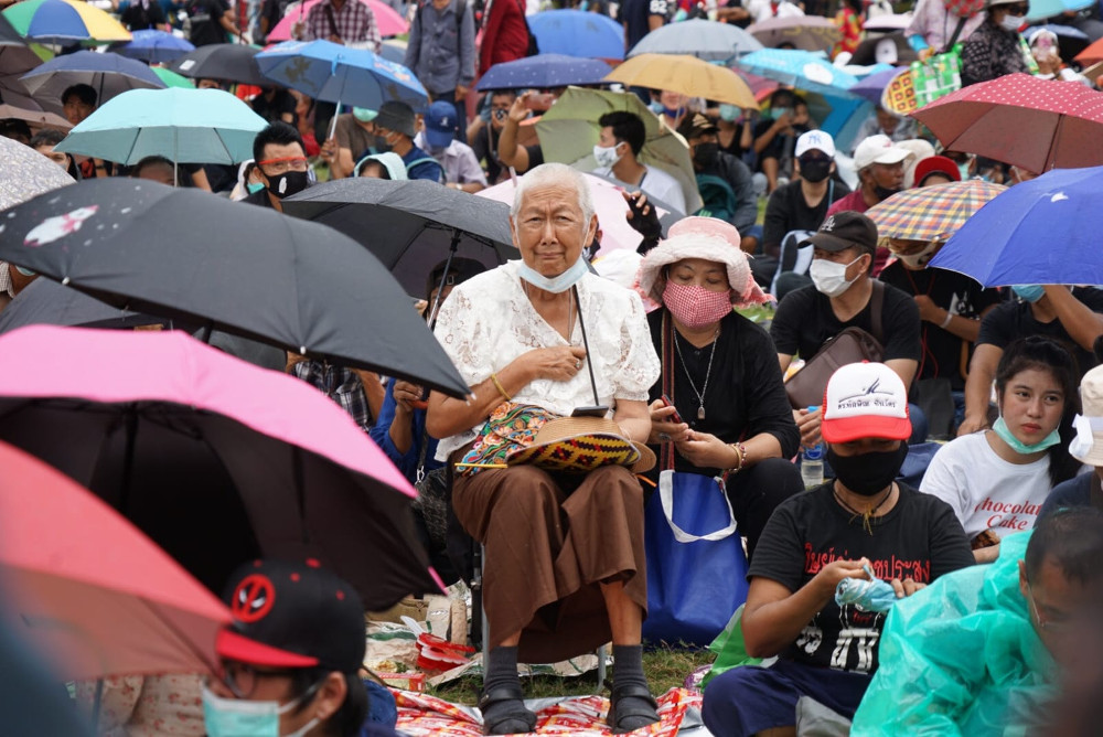 ประชาชนไทยต่างรุ่นต่างวัยร่วมกับกลุ่มนักศึกษาในการชุมนุมต้านรัฐบาล แม้สภาพอากาศไม่อำนวย เพราะฝนตกลงมาเป็นช่วงๆ ในกรุงเทพฯ วันที่ 19 กันยายน 2563 (นนทรัฐ ไผ่เจริญ/เบนาร์นิวส์)