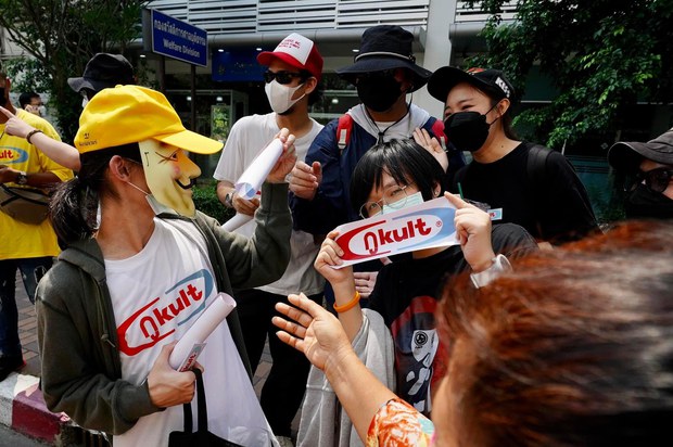 ศาลจำคุก 'นรินทร์' 2 ปี คดีติดสติกเกอร์ 'กูkult' บนพระบรมฉายาลักษณ์