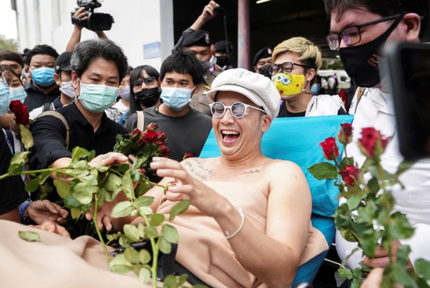 ตำรวจบุกจับ “แอมมี่” ฐานเผาพระบรมฉายาลักษณ์ ร.10 หน้าเรือนจำคลองเปรม